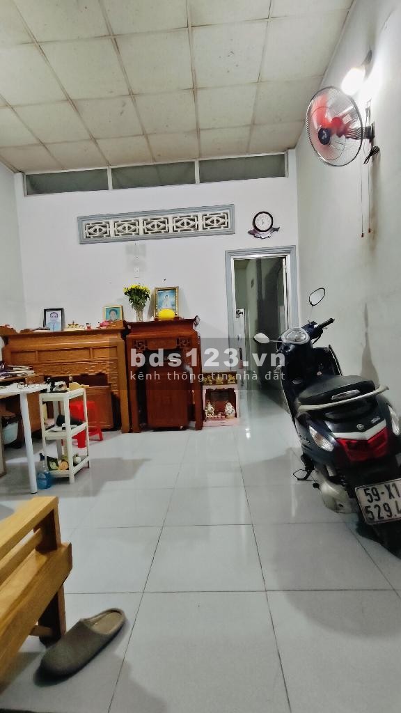 Bán gấp nhà C4, diện tích 80m² (ngang 4m, dài 20m), đường xe tải tránh, mặt tiền sau Lã Xuân Oai, Q9
