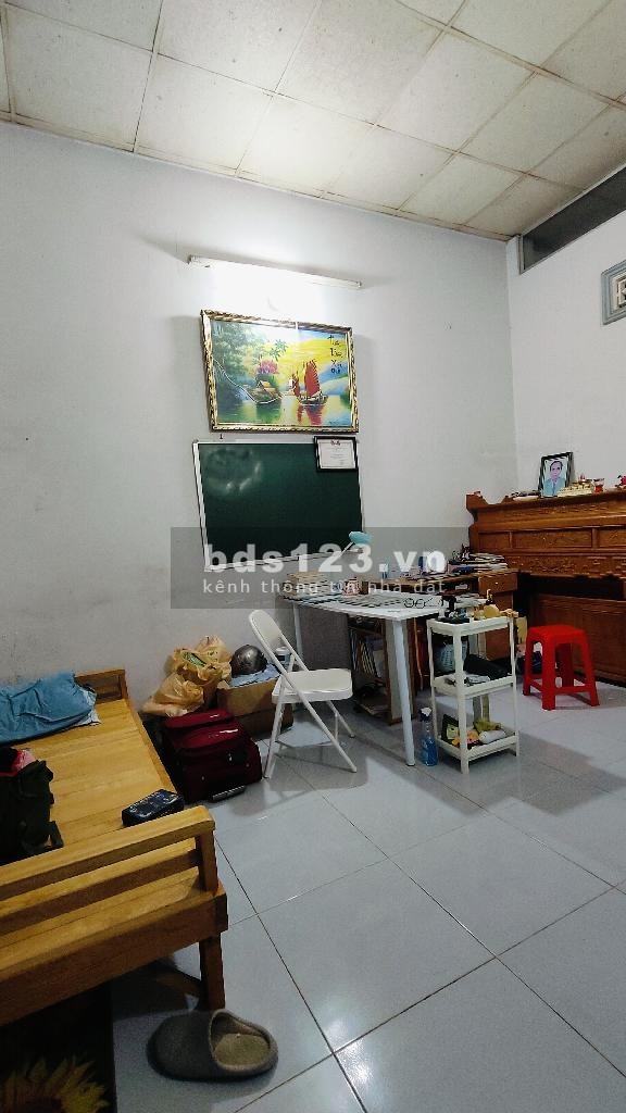 Bán gấp nhà C4, diện tích 80m² (ngang 4m, dài 20m), đường xe tải tránh, mặt tiền sau Lã Xuân Oai, Q9