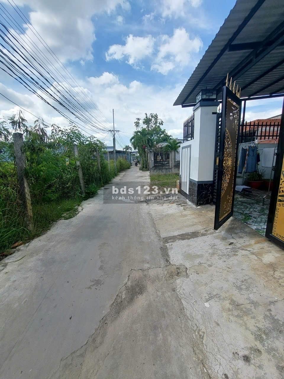 Nhà ngộp tới nóc 1 trệt 2 lầu giá chỉ 1tỷ180tr SHR