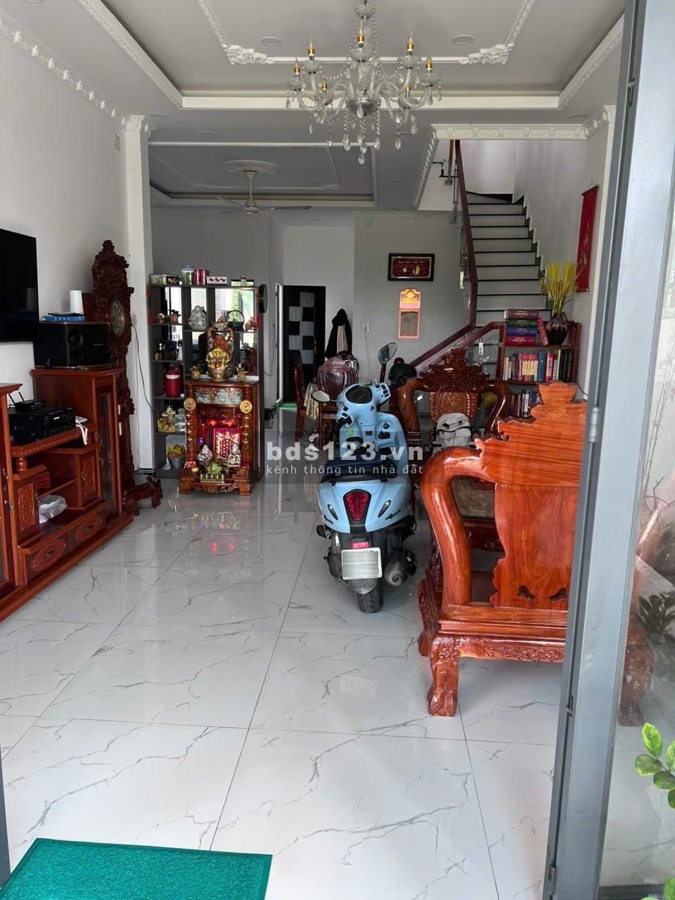 Nhà ngộp tới nóc 1 trệt 2 lầu giá chỉ 1tỷ180tr SHR