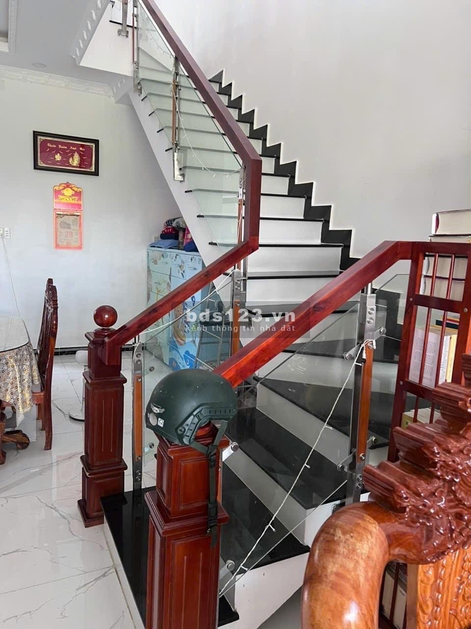 Nhà ngộp tới nóc 1 trệt 2 lầu giá chỉ 1tỷ180tr SHR