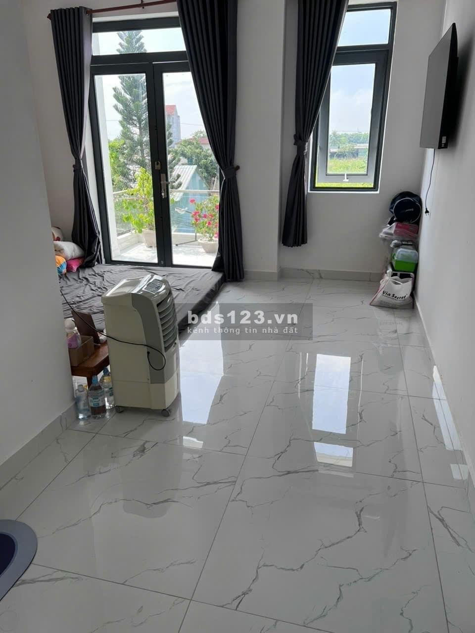 Nhà ngộp tới nóc 1 trệt 2 lầu giá chỉ 1tỷ180tr SHR