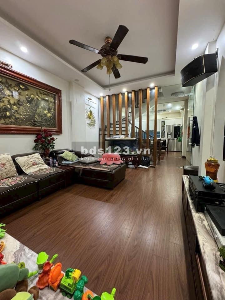 Ngọc Lâm – 12.5 tỷ - 49.8M2 - 5 Tầng, nhà mới đẹp ô tô cất trong nhà