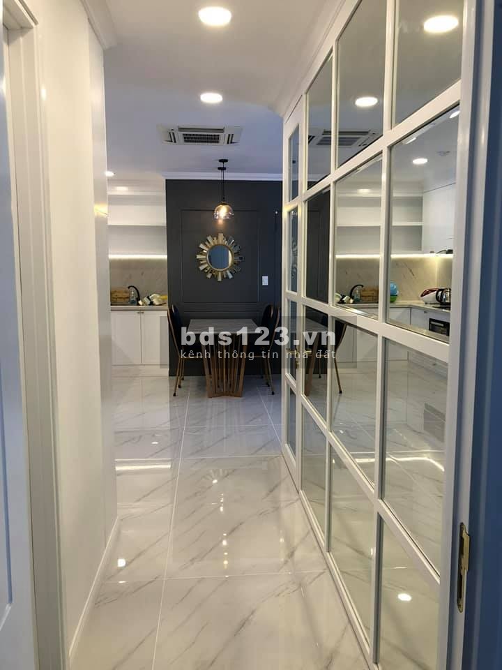 Gia đình em cần bán CH 590 CMT8, 71m2, 2PN, SH vĩnh viễn, căn góc. Giá thật nhà thật: 3.45 tỷ TL