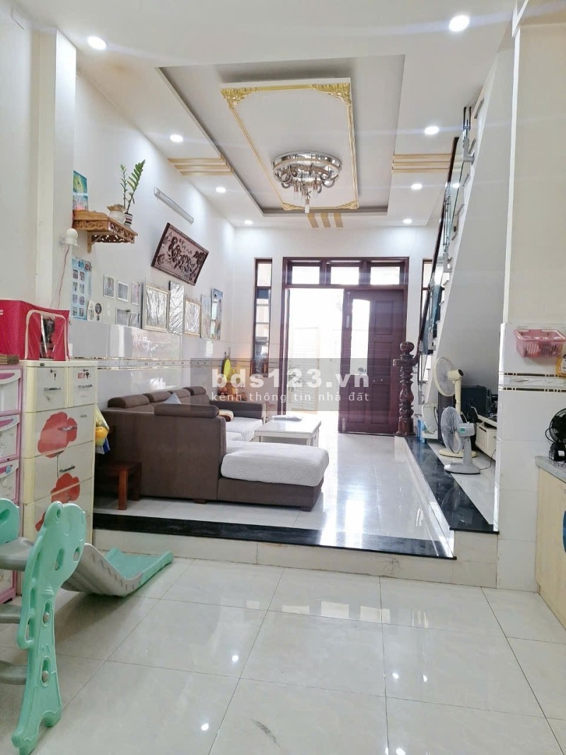 Chủ cần bán gấp DT 70m2, hai tầng mới xây.