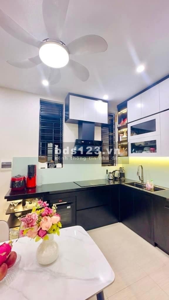 Lô góc nhà đẹp ở luôn, ngõ thông, tương lai sát phố