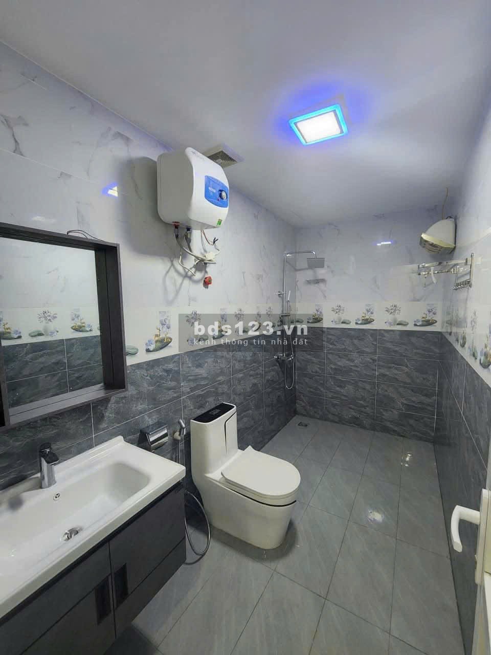 CHCC Screc Tower, Trường Sa, P12, Q3: 73m2, 2p ngủ + có Nt giá 14tr/th