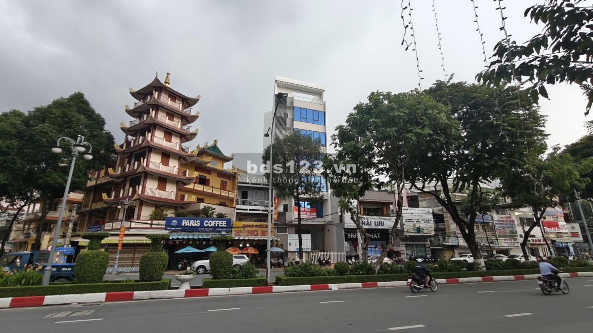 Cho thuê tòa nhà 7 tầng Đại Lộ Hòa Bình, trung tâm TP Cần Thơ