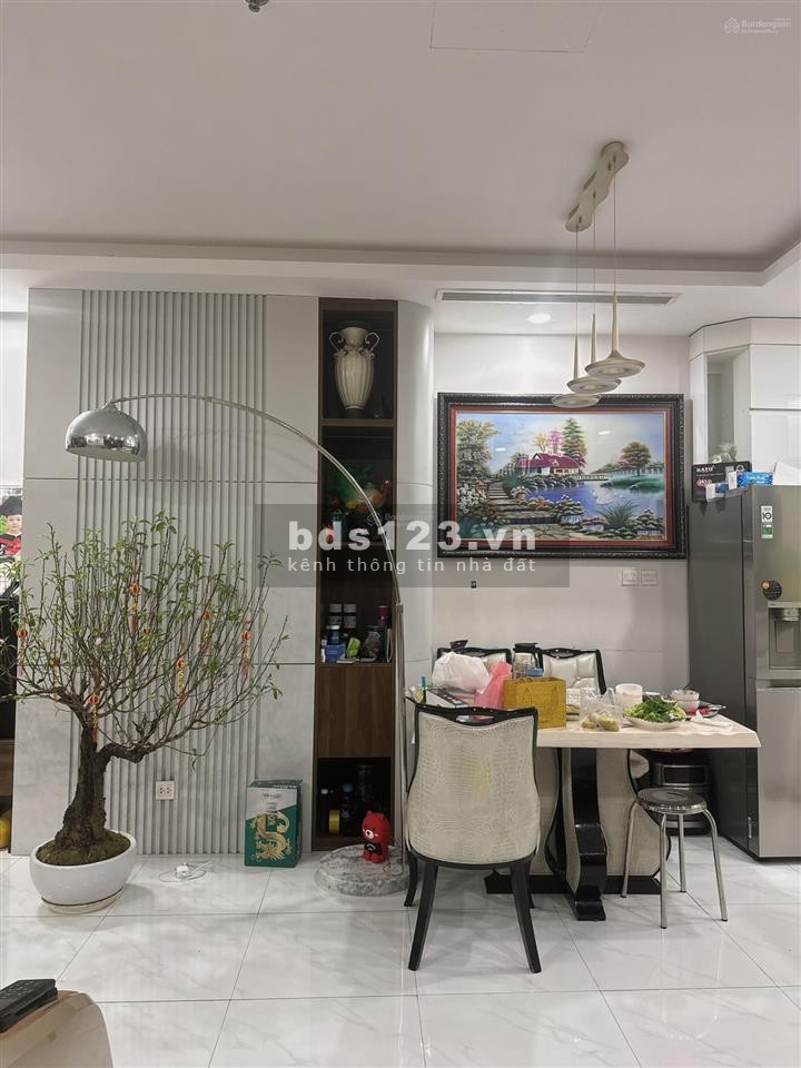 Căn hộ Royal City tòa R5 đang được chủ rao bán với mức giá ~ 82tr/m2