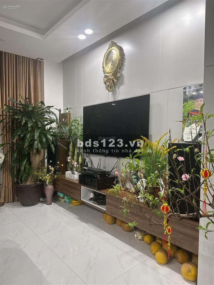 Căn hộ Royal City tòa R5 đang được chủ rao bán với mức giá ~ 82tr/m2