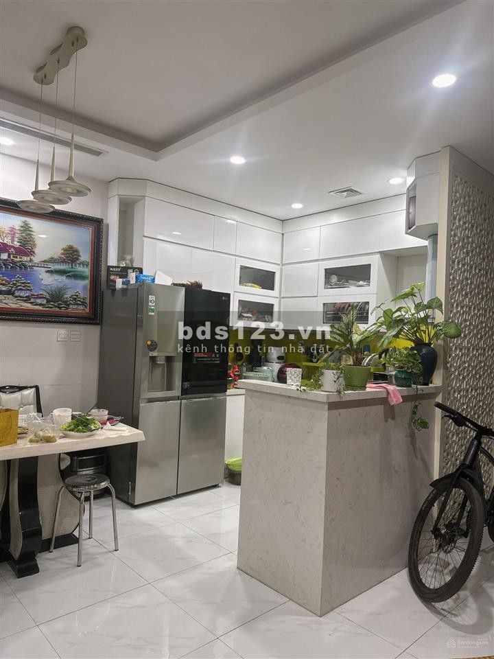 Căn hộ Royal City tòa R5 đang được chủ rao bán với mức giá ~ 82tr/m2