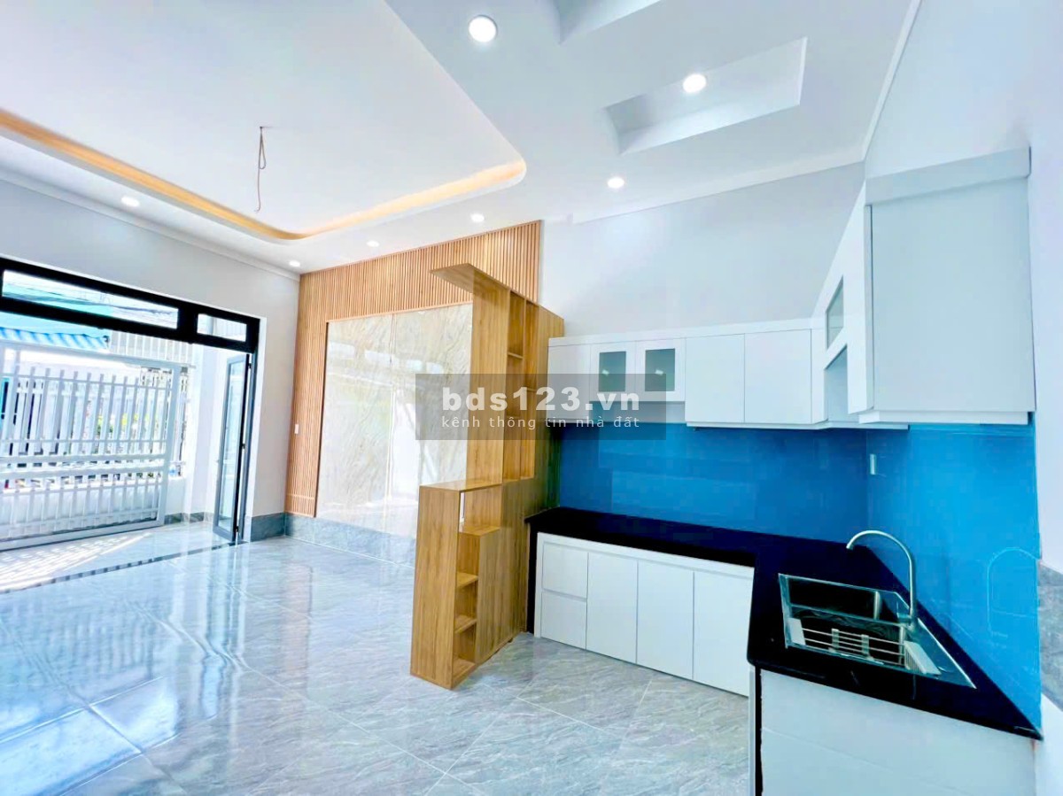 Bán nhà ra sổ riêng Q12 dt hơn 60m2 gần bến xe buýt