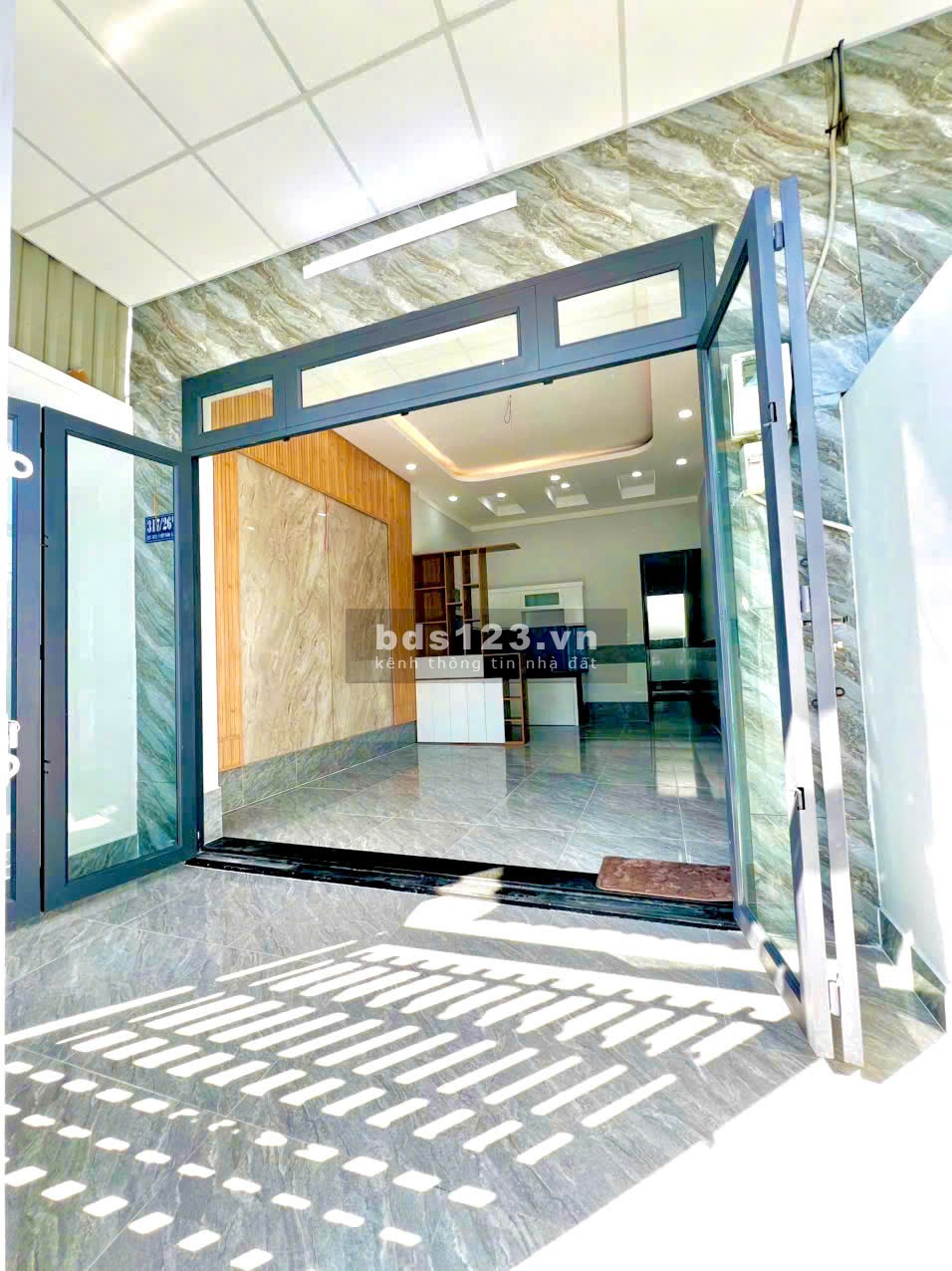 Bán nhà ra sổ riêng Q12 dt hơn 60m2 gần bến xe buýt