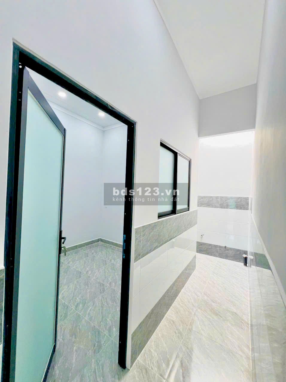 Bán nhà ra sổ riêng Q12 dt hơn 60m2 gần bến xe buýt