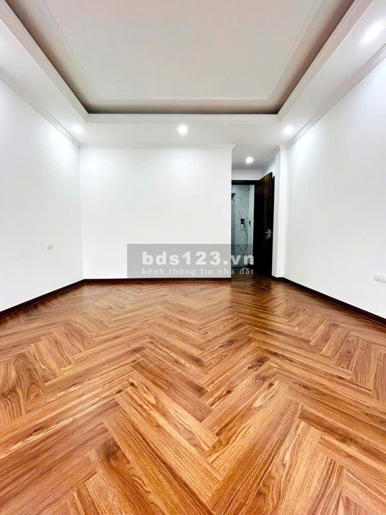 Nhà mới Hoàng Mai, 6 tầng thang máy, gần đường chính, mới king koong
