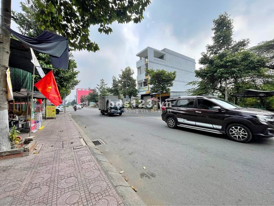 Đất thật không ảo 2 sổ MT (10x60=600m2) 200m2 TC, shr, đường42m, đối diện sân bóng, sát kcn 460 tr