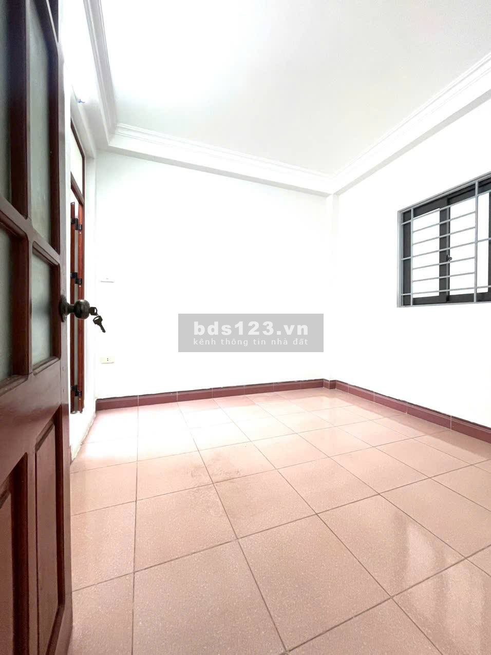 Bán nhà Minh Khai. Chưa tới 4ty, 30m2 -3PN. Có sổ đỏ không QH. Xem là ưng.