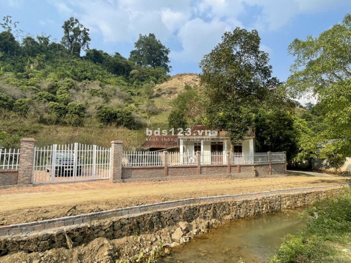 Bán Đất bám suối 8.500m² Tại Mộc Châu – Khuôn Viên Nhà Vườn, Gần Thác Chiềng Khoa, giá chỉ 2.x tỷ