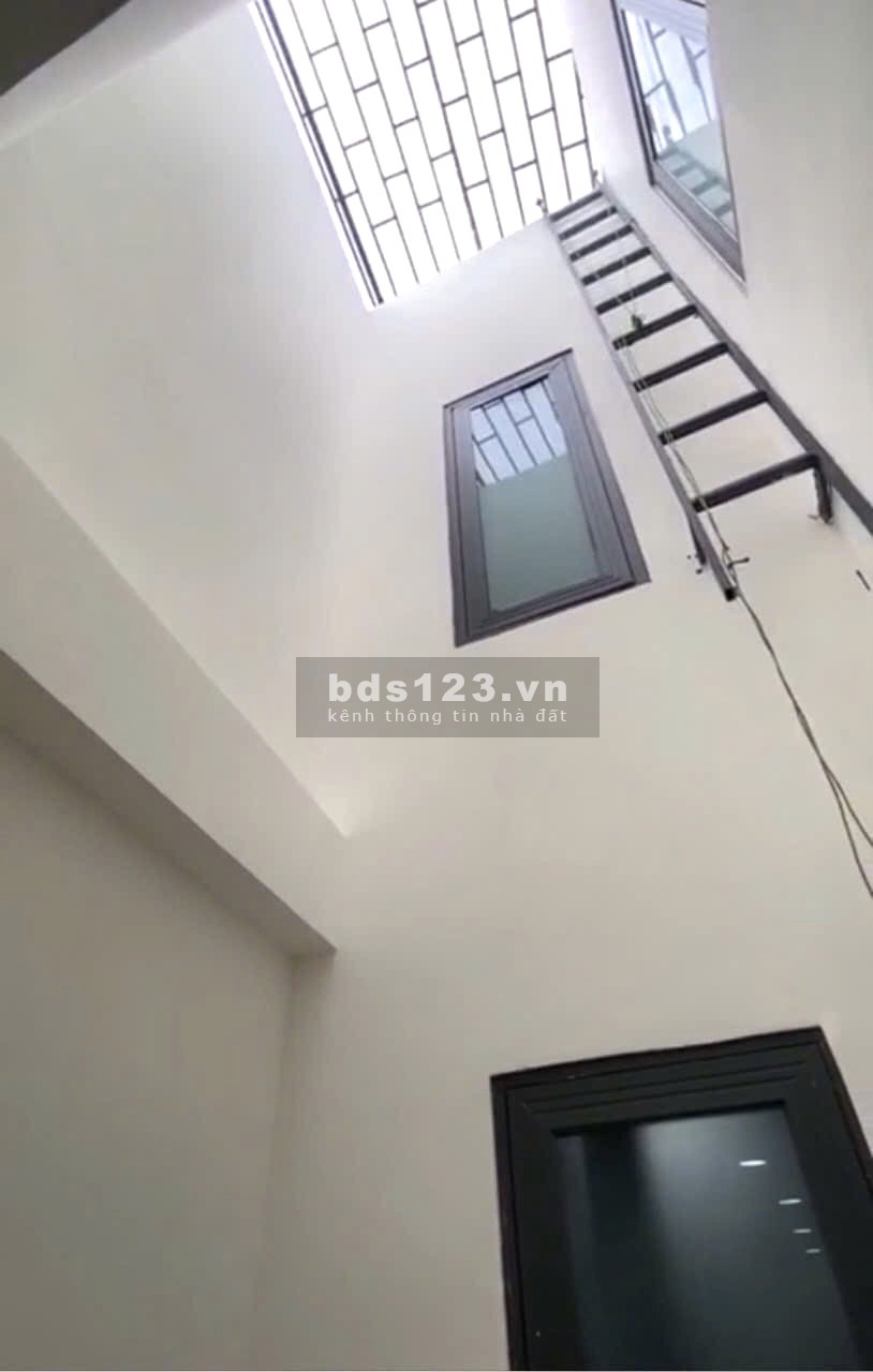Bán nhà quận 6 - Ba tầng nở hậu còn mới ngay trung tâm có giếng trời thoáng mát 5.45 T