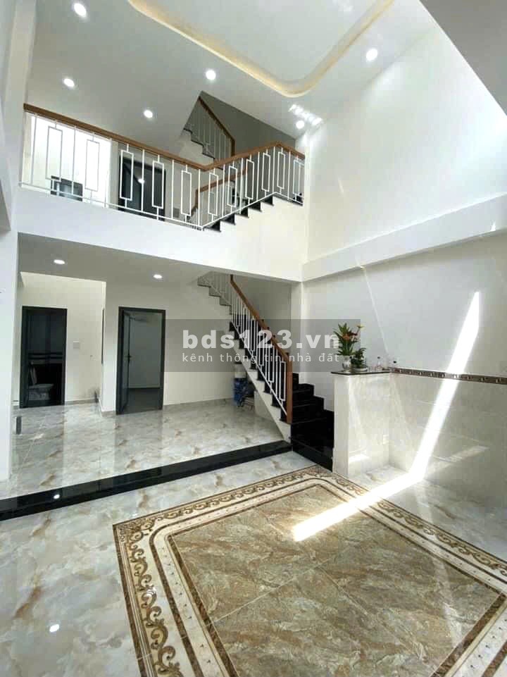 Bán nhà quận 6 - Ba tầng nở hậu còn mới ngay trung tâm có giếng trời thoáng mát 5.45 T