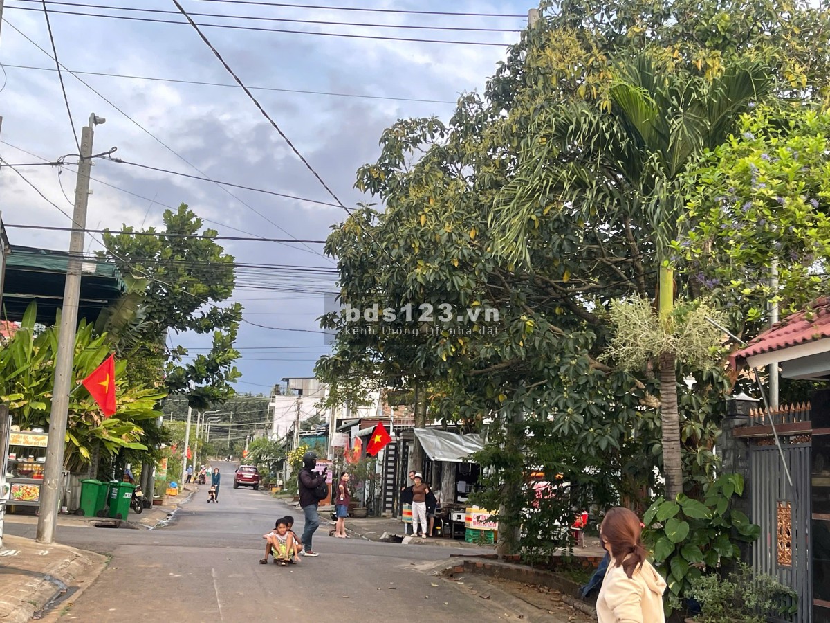 Chính chủ cần bán 250m2 đất thổ cư - ngay khu dân cư tấp nập - trường học, quán xá cạnh bên