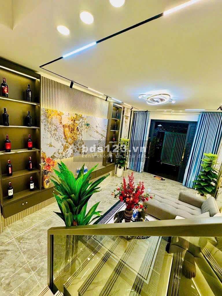 Gần mặt tiền - Sát hẻm xe hơi - Sổ vuông - Tặng hết nội thất