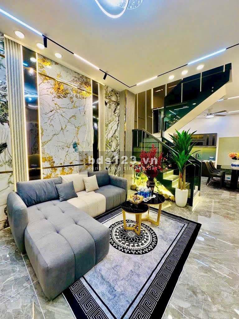 Gần mặt tiền - Sát hẻm xe hơi - Sổ vuông - Tặng hết nội thất