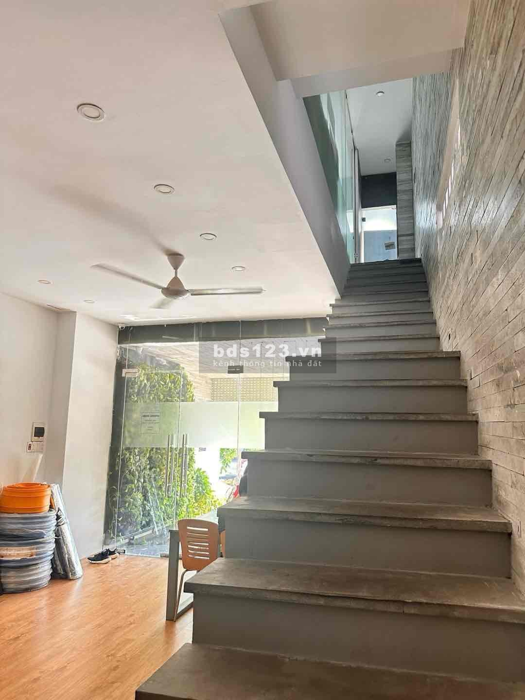Bán nhà 4 tầng MT đường Nguyễn Hữu Thọ, gần sân bay Đà Nẵng. DT đất: 210m2.