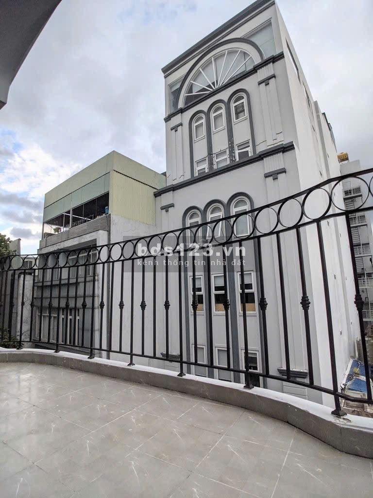 Phòng mới rộng 40m2 ban công rộng khu VIP Út Tịch Tân Bình chỉ 5 triệu 600k.