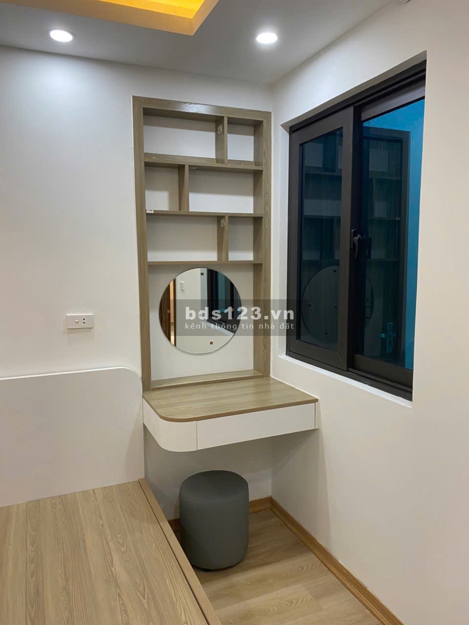 Bán chung cư chung tâm Cầu Giấy diện tích 54m2, 2 phòng ngủ, pk,1 wc đủ đồ giá 3.7 tỷ