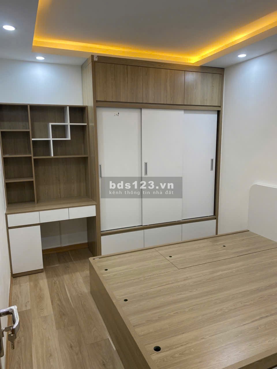 Bán chung cư chung tâm Cầu Giấy diện tích 54m2, 2 phòng ngủ, pk,1 wc đủ đồ giá 3.7 tỷ