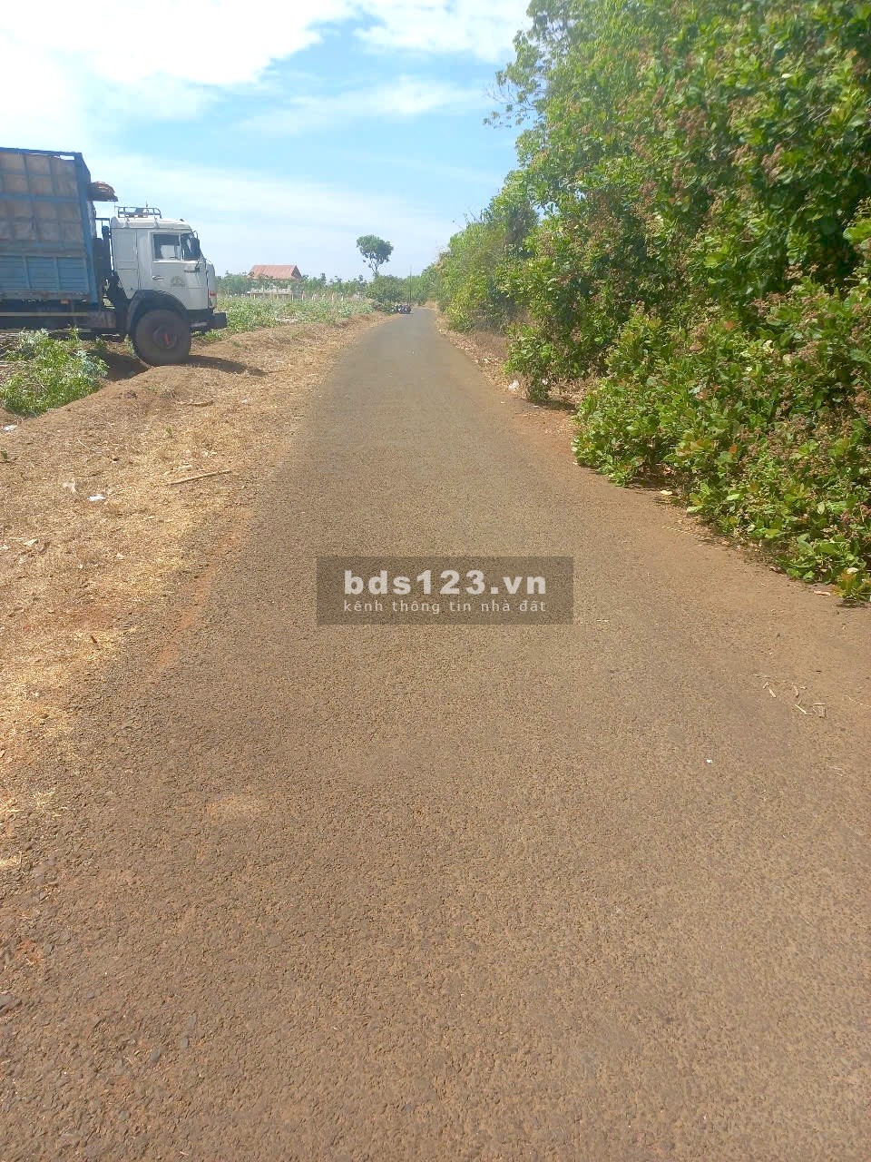 Cần bán nền đất đường nhựa giá rẻ - Ngay trung tâm chợ