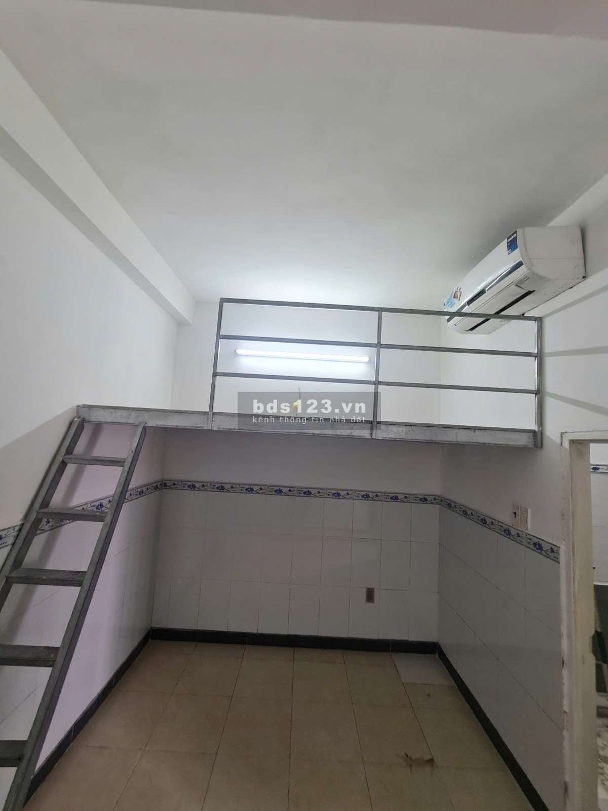 Cuối tháng trống 1 phòng có máy lạnh, ngay 182 Huỳnh Tấn Phát