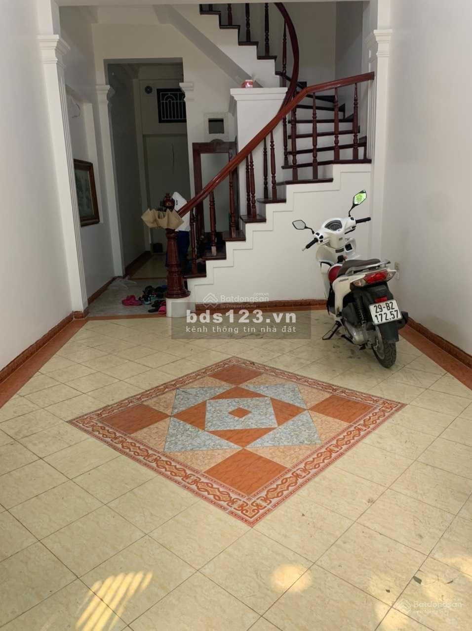 Cho thuê nhà làm văn phòng, mặt sàn 2 tầng, mỗi tầng 45m2, rộng rãi, đủ tiện nghi.