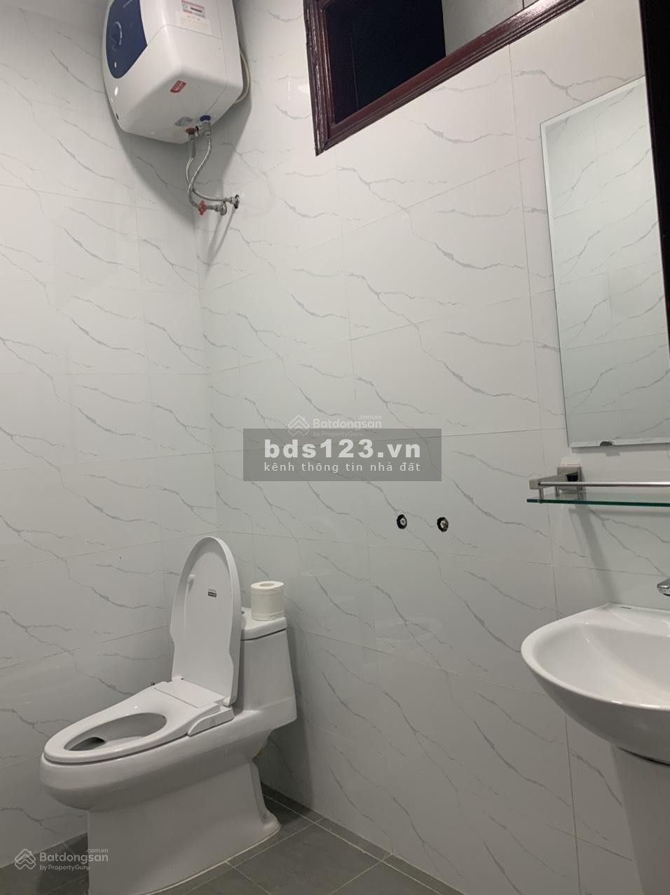 Cho thuê nhà làm văn phòng, mặt sàn 2 tầng, mỗi tầng 45m2, rộng rãi, đủ tiện nghi.