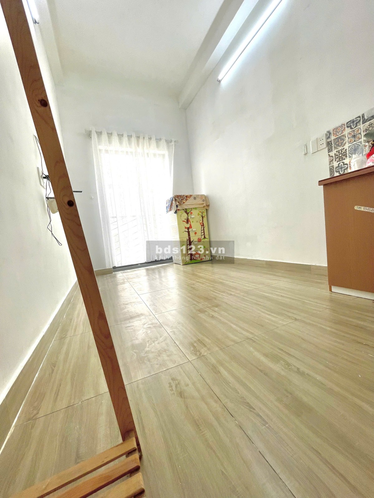Trống sẵn phòng có nội thất, ban công, đi bộ tới Van Lang CS3, binh thanh