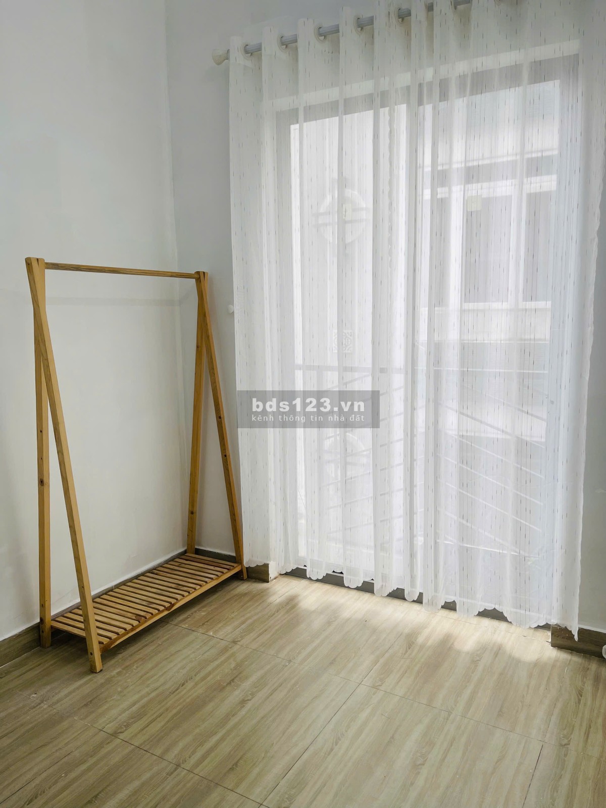 Trống sẵn phòng có nội thất, ban công, đi bộ tới Van Lang CS3, binh thanh