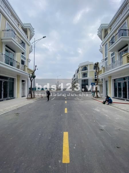 Nhà giáp bến xe Vĩnh Niệm - Chân cầu Bùi Viện. Chuyển nhượng căn shop liền kề