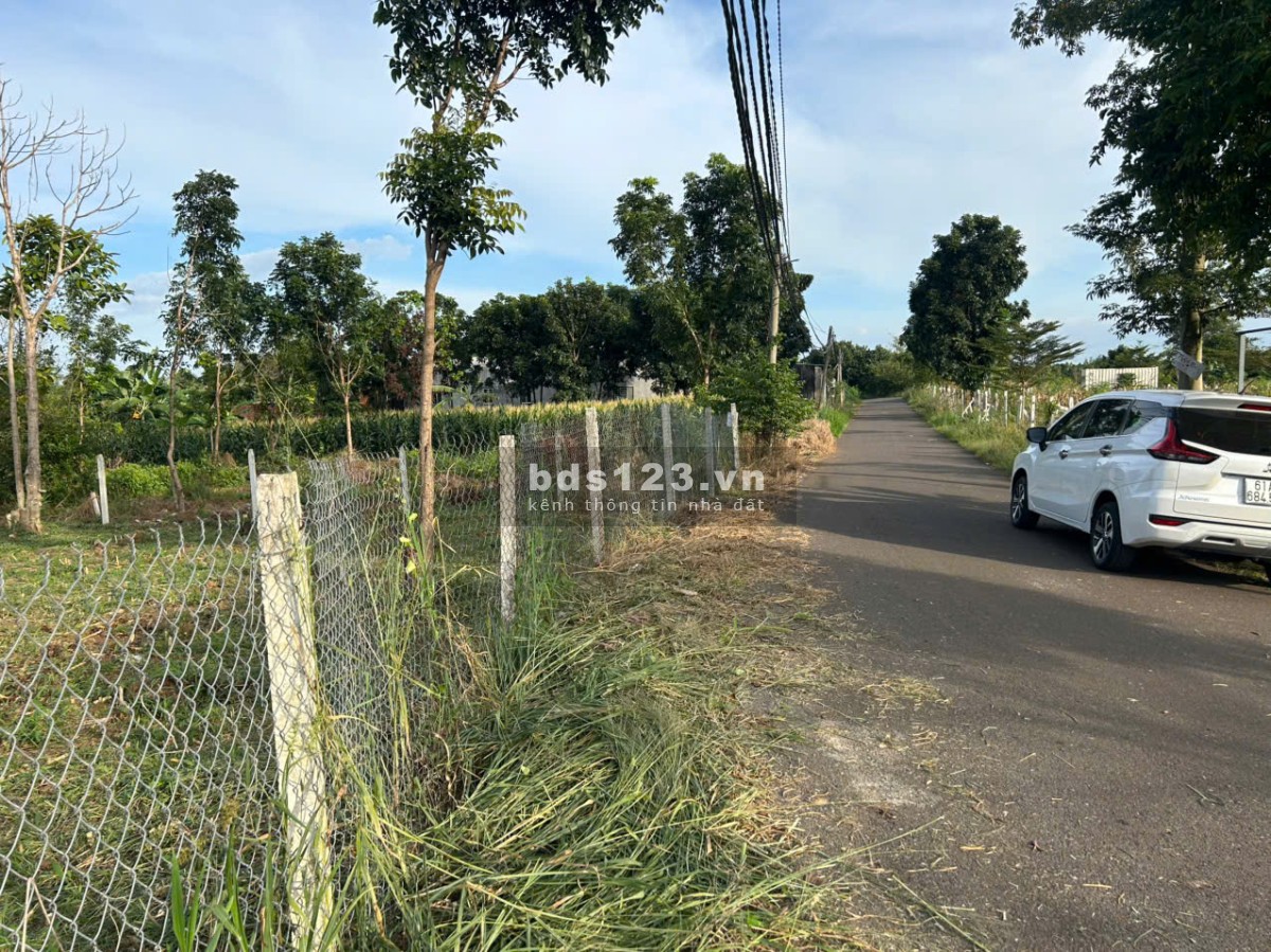Chính chủ cần bán 2000m2 (300m2 thổ cư) mặt tiền 30m nở hậu mặt tiền đường nhựa cách DT762 200m