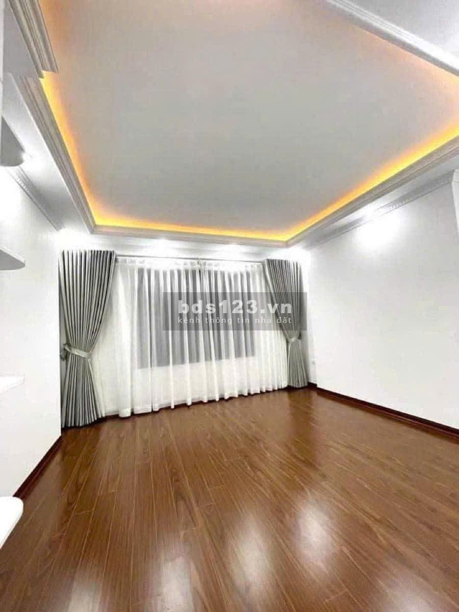 Bán Nhà Cầu Giấy 35/40m2 x5 tầng mt:4m2 Giá 8,9 tỷ ( có thương lượng )