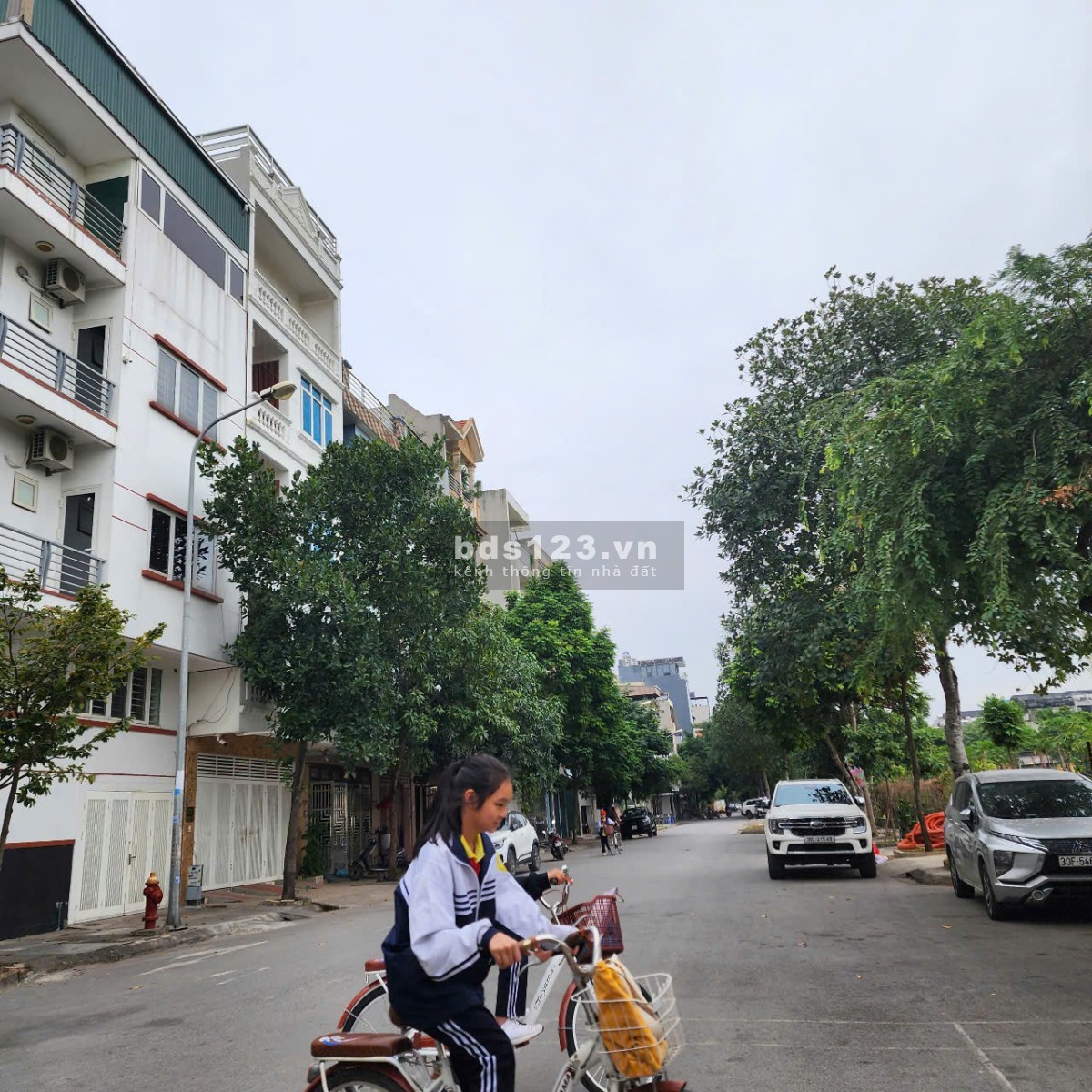 Rẻ bằng giá đất. Liền kề 4 tầng KĐT Kiến Hưng. Đường 3 ô tô tránh đỗ. Kinh doanh đỉnh