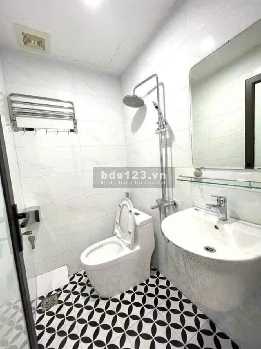 Bán Nhà Cầu Giấy 35/40m2 x5 tầng mt:4m2 Giá 8,9 tỷ ( có thương lượng )