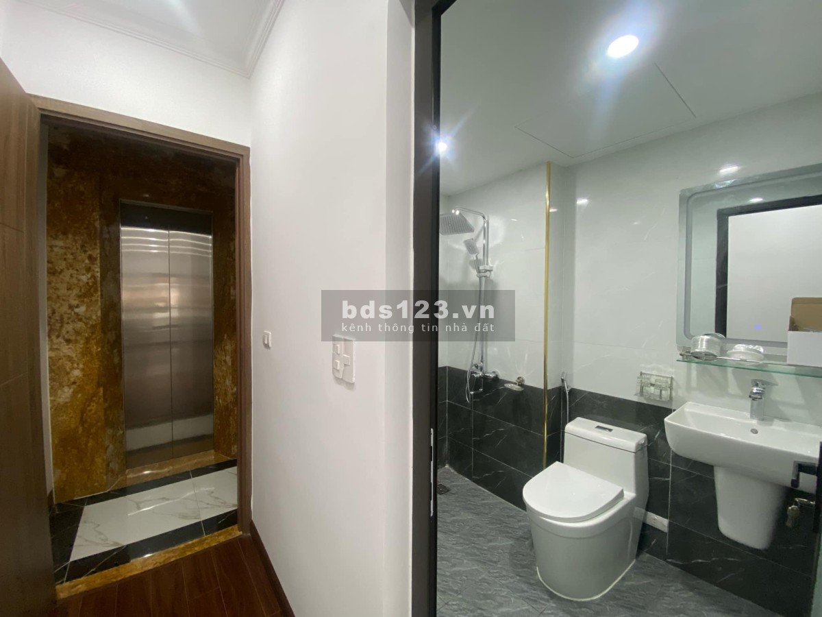 Bán nhà Đội Cấn, 37m2, 7 Tầng THANG MÁY, hơn 8 tỷ. Cách Ô TÔ đỗ chỉ 2 nhà.