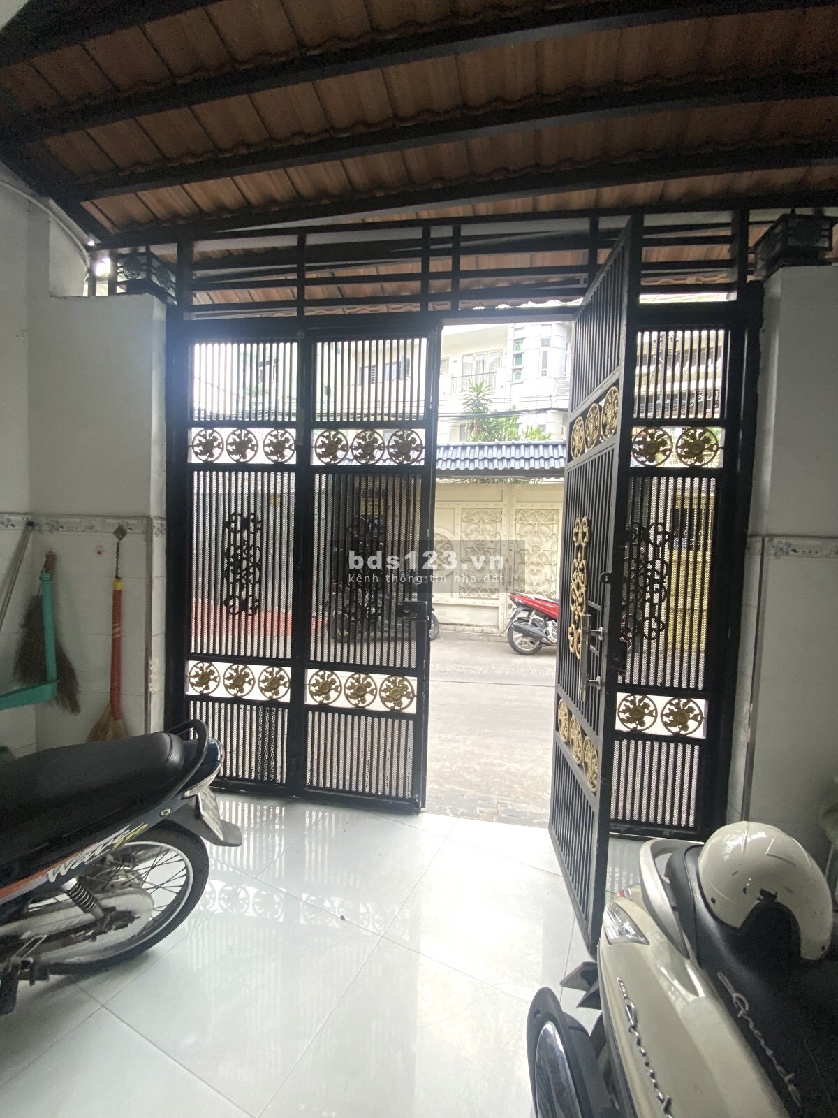 Bán nhà quận 11 - Hẻm xe tải thông 2 tầng BTCT - 5.999 T