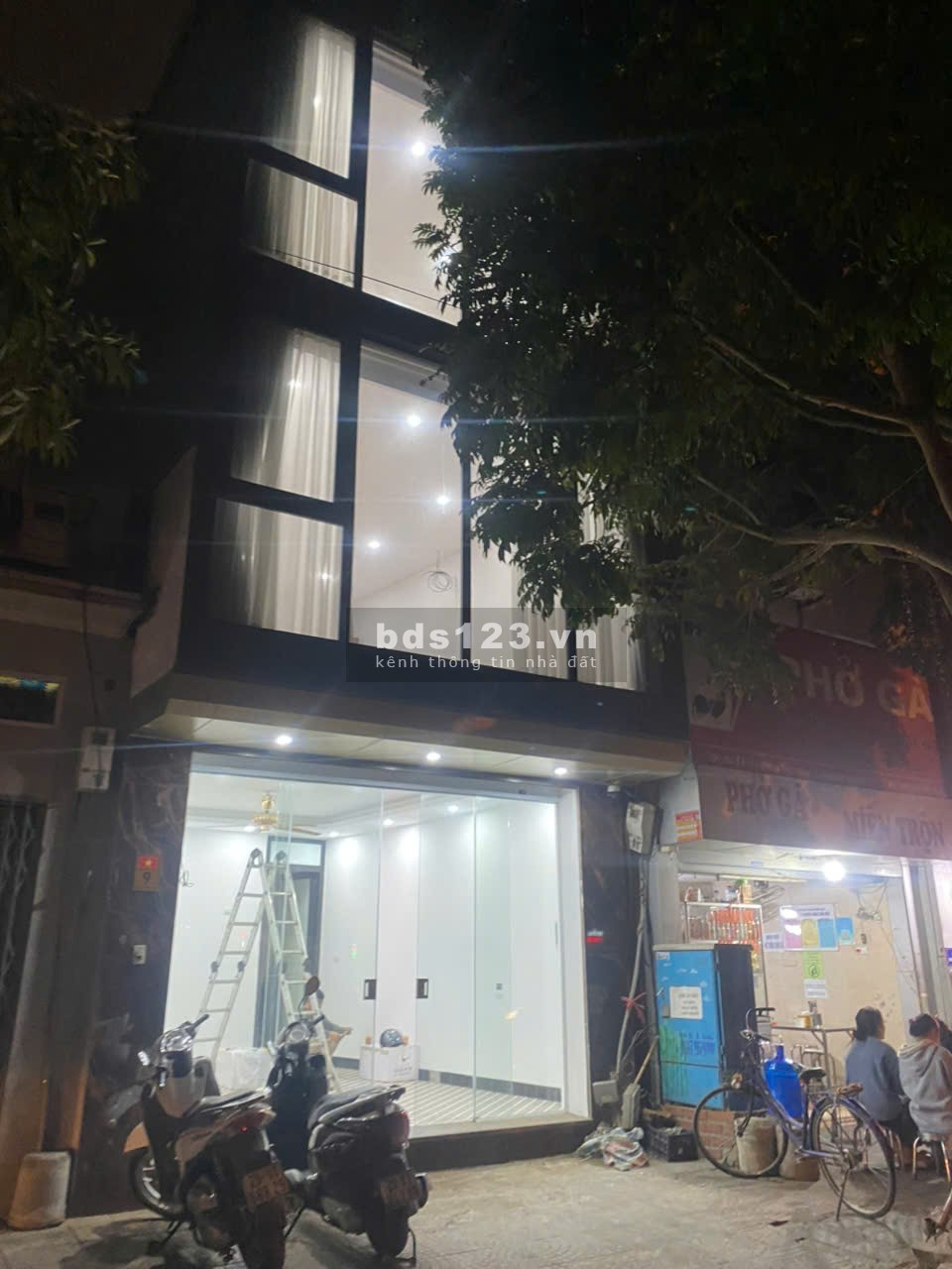 Chính chủ cho thuê nhà mặt bằng 3 tầng mặt phố Thạch Bàn