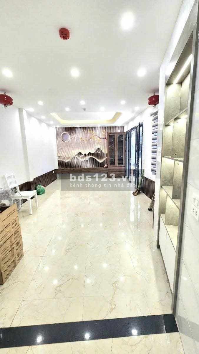 Minh Khai Hai Bà Trưng, mặt tiền rộng 8m - Trước nhà sân vườn thoáng - Cách 1 nhà ra ngõ