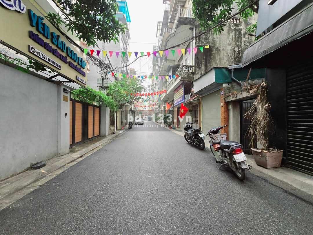 Minh Khai Hai Bà Trưng, mặt tiền rộng 8m - Trước nhà sân vườn thoáng - Cách 1 nhà ra ngõ