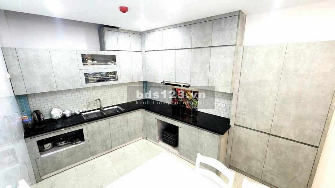 Minh Khai Hai Bà Trưng, mặt tiền rộng 8m - Trước nhà sân vườn thoáng - Cách 1 nhà ra ngõ