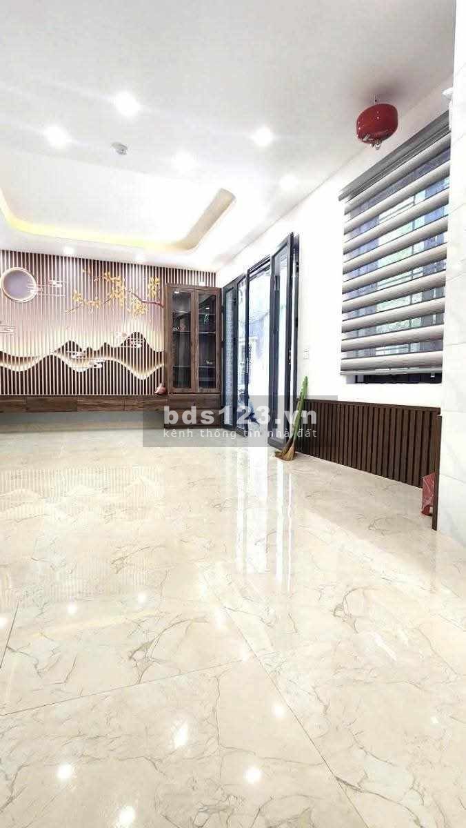 Minh Khai Hai Bà Trưng, mặt tiền rộng 8m - Trước nhà sân vườn thoáng - Cách 1 nhà ra ngõ