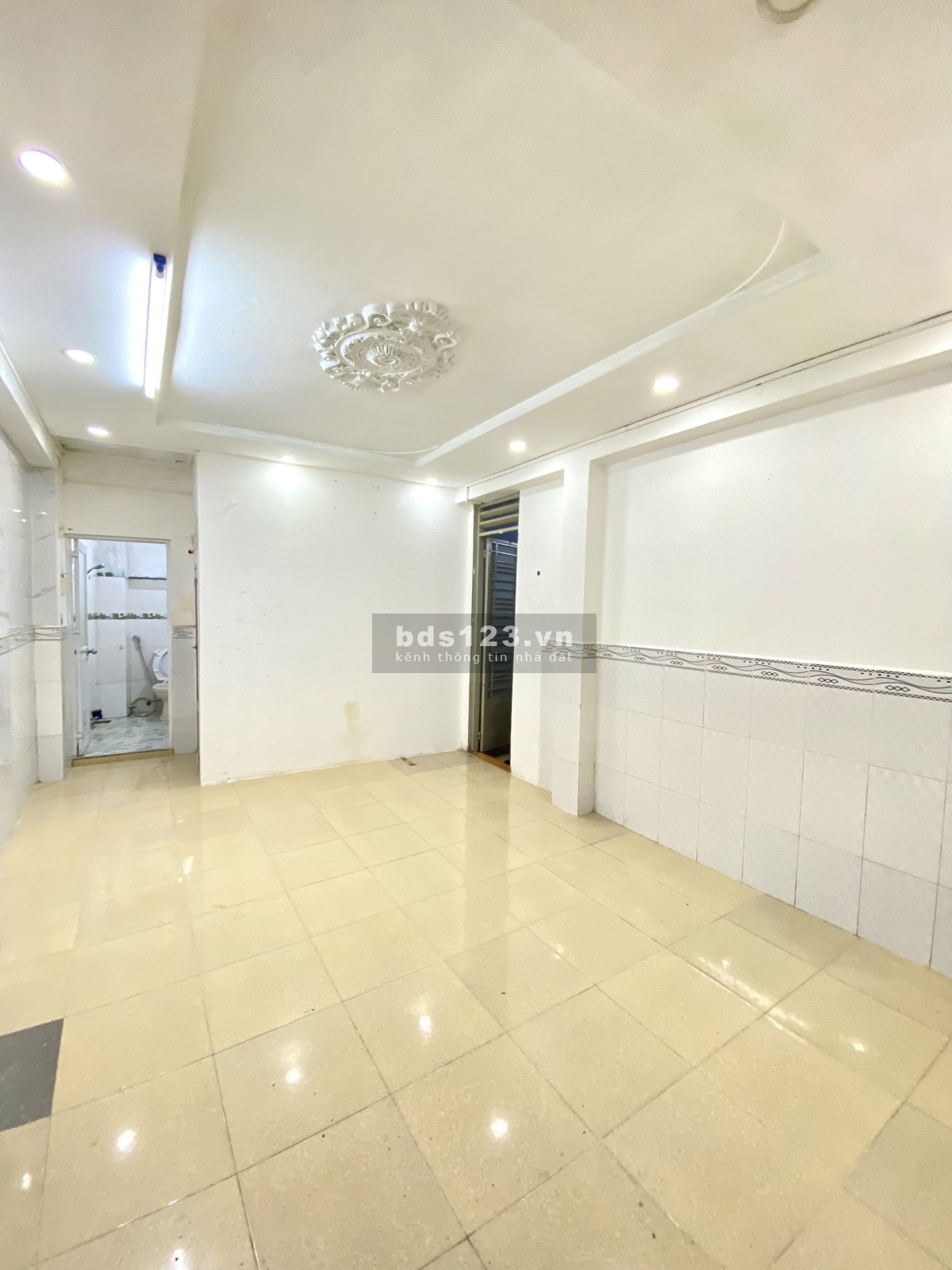 Phòng mới có ban công, sạch sẽ. Gần CV Phú Nhuận